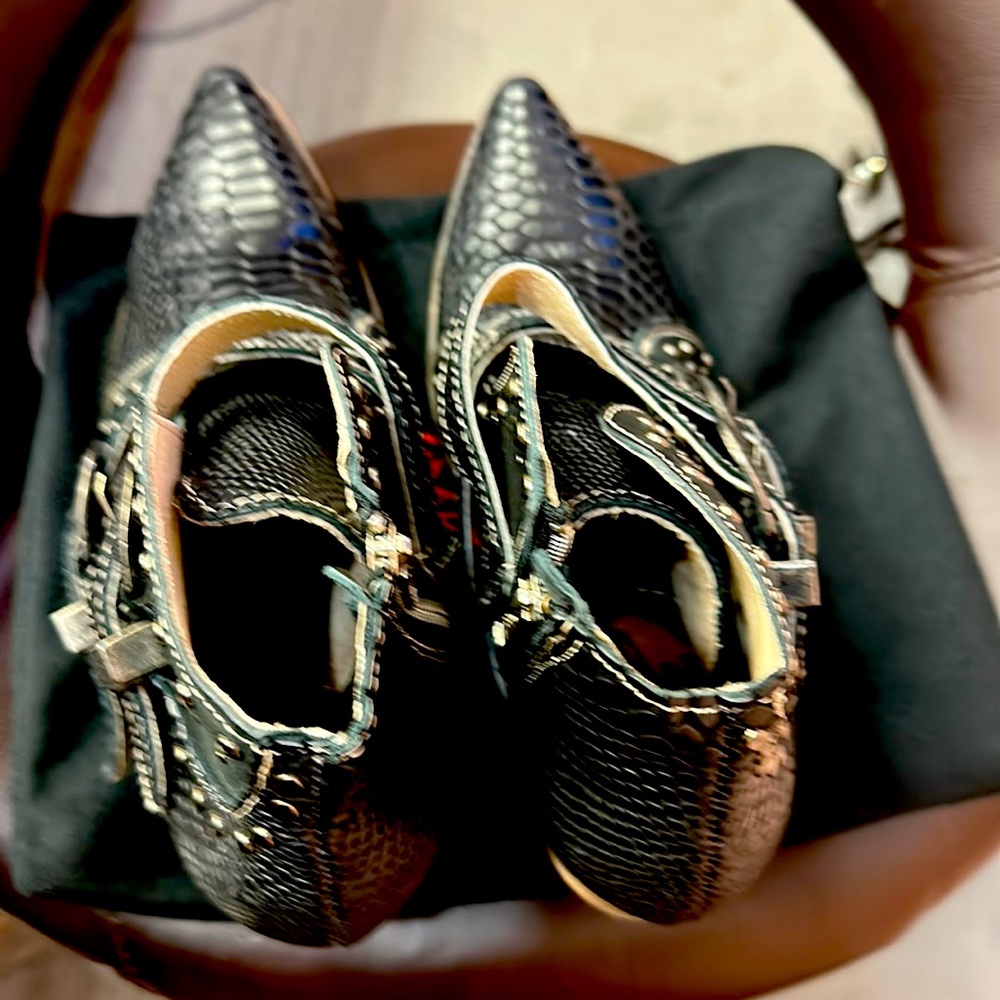 Snake skin boot. This shoe runs big . The size 9 feels like a 10W.